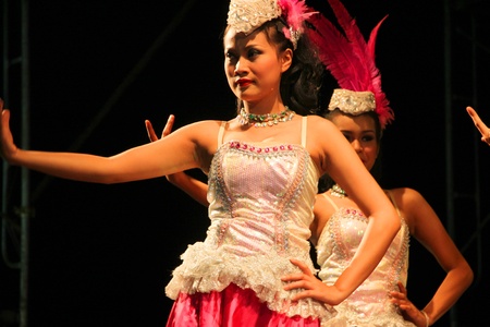 YANGSISURAT, MAHASARAKHAM, THAILAND - MARCH 23 : The unidentified women are performing modern dance in Buarin In Concert on March 23, 2012 at Ban Nong Bua Santu, Yangsisurat, Mahasarakham, Thailand.のeditorial素材