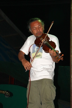 YANGSISURAT, MAHASARAKHAM, THAILAND - MARCH 22 : The unidentified man is performing local song in religious merit concert on March 22, 2012 at Ban Nong Bua Santu, Yangsisurat, Mahasarakham, Thailand.のeditorial素材