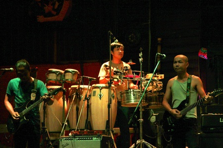 MUANG, MAHASARAKHAM - APRIL 19 : The unidentified singers are performing in concert on April 19, 2012 at Tawandang Music Hall, Muang, Mahasarakham, Thailand.のeditorial素材