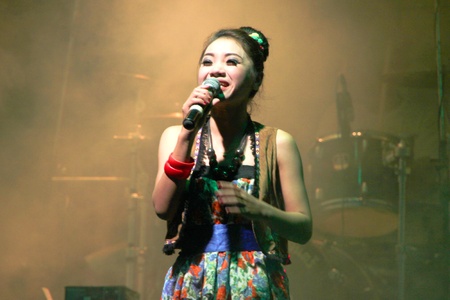 MUANG, MAHASARAKHAM - APRIL 19 : The unidentified singer is performing in concert on April 19, 2012 at Tawandang Music Hall, Muang, Mahasarakham, Thailand.のeditorial素材