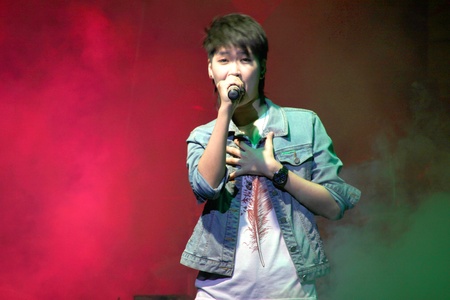 MUANG, MAHASARAKHAM - APRIL 19 : The unidentified singer is performing in concert on April 19, 2012 at Tawandang Music Hall, Muang, Mahasarakham, Thailand.のeditorial素材