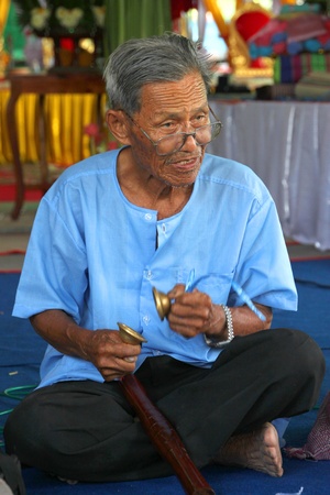 YANGSRISURAT, MAHASARAKHAM - MARCH 22 : Unidentified old man is performing traditional Thai grand orchestra in ordination ceremony on March 22, 2012 at Wat Nongbuasantu, Yangsrisurat, Mahasarakham, Thailand.のeditorial素材