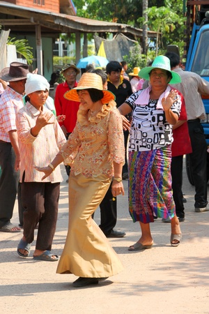YANGSRISURAT, MAHASARAKHAM - MARCH 22 : Unidentified close relatives are in procession of ordination ceremony on March 22, 2012 at Wat Nongbuasantu, Yangsrisurat, Mahasarakham, Thailand.のeditorial素材