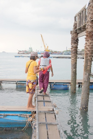 KOH SAMET, RAYONG - MAY 9 : Unidentified tourists are on the floating basket on May 9, 2012 at Koh Samet, Rayong, Thailand.のeditorial素材
