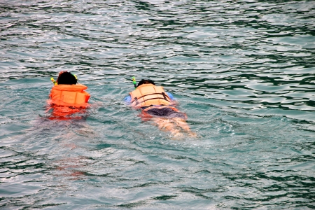 KOH SAMET, RAYONG - MAY 9 : Unidentified tourists are diving to see coral reef under the sea on May 9, 2012 at Koh Samet, Rayong, Thailand.のeditorial素材