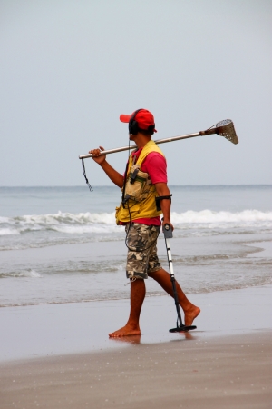 BAN PHE, RAYONG - MAY 10 : Unidentified man is cleaning the sand beach on May 10, 2012 at Ban Phe sea shore, Rayong, Thailand.のeditorial素材