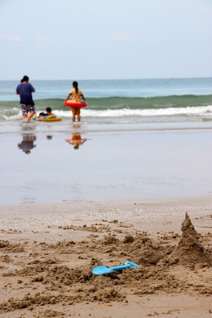 BAN PHE, RAYONG - MAY 10 : Unidentified tourists are playing on the beach on May 10, 2012 at Ban Phe sea shore, Rayong, Thailand.のeditorial素材