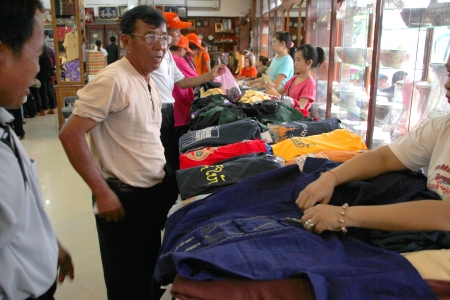 PHRA THART LAUNG, VIENTIANE - MAY 21 : Unidentified tourists are buying clothes on May 21, 2012 at Phra Thart Laung Plaza, Vientiane, Lao P.D.R.のeditorial素材