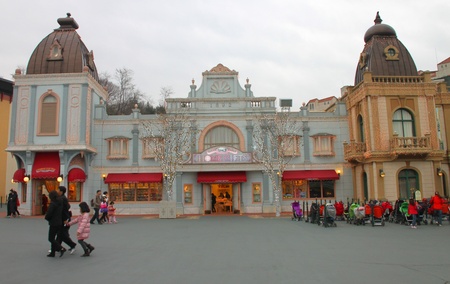 EVERLAND, YONGIN, KOREA - NOVEMBER 26 : Unidentified tourists are travelling to Everland on November 26, 2011 at Everland, Yongin, Korea.のeditorial素材