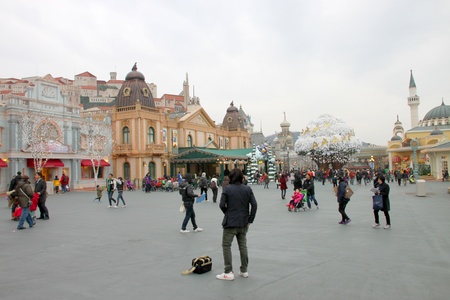 EVERLAND, YONGIN, KOREA - NOVEMBER 26 : Unidentified tourists are travelling to Everland on November 26, 2011 at Everland, Yongin, Korea.のeditorial素材