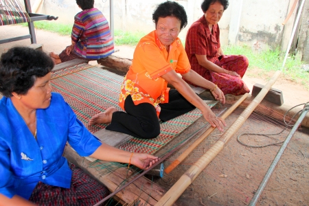MUANG, MAHASARAKHAM - JUNE 11 : Unidentified women are showing traditional mat weaving on June 11, 2012 at Don Tum village plaza, Muang, Mahasarakham, Thailand.のeditorial素材