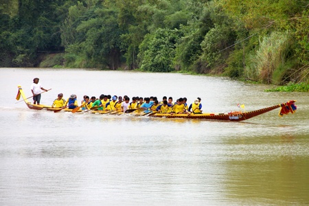 CHEE RIVER, TA TUM VILLAGE, MUANG, MAHASARAKHAM - JULY 31 : The unidentified men are performing art of traditional local boat racing on July 31, 2012 at Chee river, Ta Tum village, Muang, Mahasarakham, Thailand.のeditorial素材