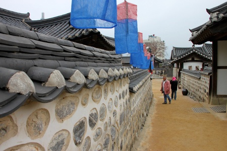 NAMSANGOL HANOK VILLAGE, CENTRAL SEOUL, KOREA - NOVEMBER 27 : The unidentified tourists are  visiting Korean cultural village on November 27, 2011 at Central Seoul, Korea.のeditorial素材