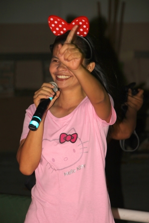 RAYONG, THAILAND - MAY 25 - Unidentified woman is singing a song, dancing and performing in ocean coast party on May 25, 2012 at local beach, Rayong, Thailand.のeditorial素材