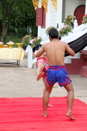 MUANG, MAHASARAKHAM - AUGUST 22 : Unidentified men are performing Thai boxing show in funeral on August 22, 2012 at Wat Aphisit, Muang, Mahasarakham, Thailand.のeditorial素材