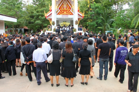 MUANG, MAHASARAKHAM - AUGUST 22 : Unidentified people are making religious merit in funeral on August 22, 2012 at Wat Aphisit, Muang, Mahasarakham, Thailand.のeditorial素材