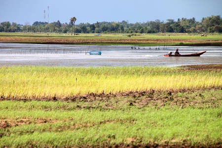 NACHUAK, MAHASARAKHAM - AUGUST 26 : Unidentified farmer is going by boat to work in farm on August 26, 2012 at Huai Koh lake, Nachuak, Mahasarakham, Thailand.のeditorial素材