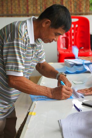 MUANG, MAHASARAKHAM - AUGUST 28 : Unidentified voter is voting village headman on August 28, 2012 at village hall, Ban Dong Noi, Wang Nang, Muang, Mahasarakham, Thailand.のeditorial素材