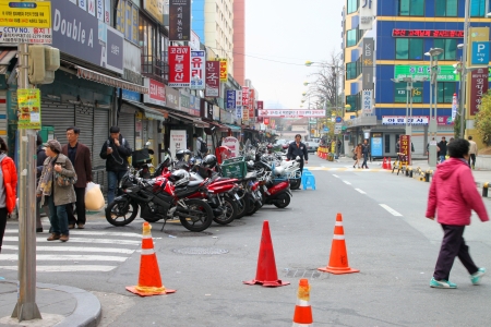 Shopping and business in Dongdaemun market, South Koreaのeditorial素材