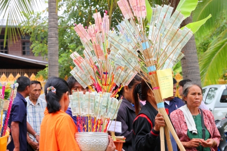 MUANG, MAHASARAKHAM - SEPTEMBER 27 : Unidentified Buddhists are in activities of Buddhist Lent festival on September 27, 2012 at Wat Nong Koon, Bua Kor, Muang, Mahasarakham, Thailand.のeditorial素材