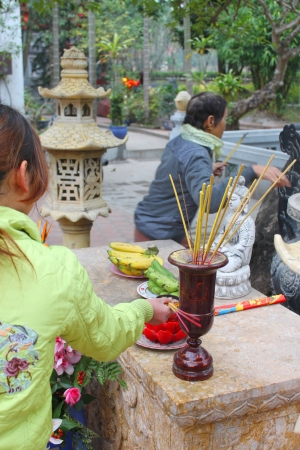 HA NOI, VIET NAM - JANUARY 25 : Unidentified tourist is worshiping Buddhist sanctuary on January 25, 2011 at One - Pillar Pagoda, Doi Can ward, Ba Dinh precinct, Ha Noi, Viet Nam.It is situated in 1949 and as a cultural and historic relics, unique for itsのeditorial素材