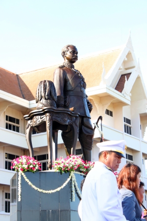 MUANG, MAHASARAKHAM - OCTOBER 23 : Unidentified Thai officers and people are worshipping the King Chulalongkorn statue on Octobet 23, 2012 at city hall ground, Mahasarakham, Thailand.のeditorial素材