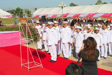 MUANG, MAHASARAKHAM - OCTOBER 23 : Unidentified Thai officers and people are worshipping the King Chulalongkorn statue on Octobet 23, 2012 at city hall ground, Mahasarakham, Thailand.のeditorial素材