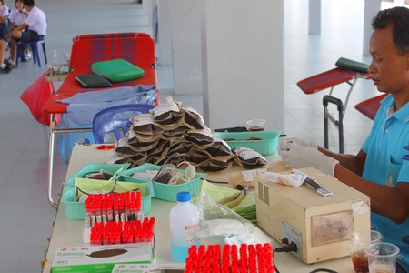 MUANG, MAHASARAKHAM - OCTOBER 26 : Unidentified hospital officer is in blood donation activities on October 26, 2012 at Padung Nari school hall, Muang, Mahasarakham, Thailand.のeditorial素材