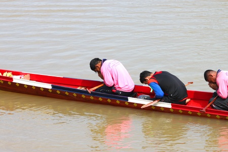 CHEE RIVER, THA TUM VILLAGE, MUANG, MAHASARAKHAM - OCTOBER 29 : The unidentified competitors are preparing to perform art of traditional local boat parade, boat contest and racing on October 29, 2012 at Chee river, Ta Tum village, Muang, Mahasarakham, Thaのeditorial素材