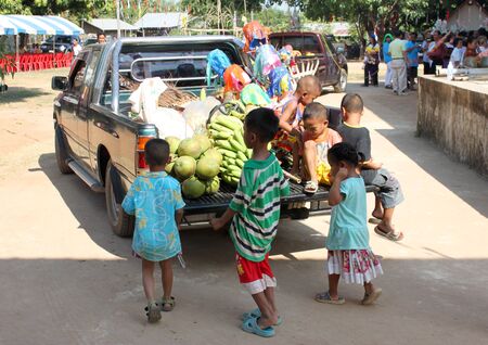 MUANG, MAHASARAKHAM - NOVEMBER 9 : Unidentified Buddhists are parading in religious ceremony  in which yellow robes are presented to the priests at the end of Buddhist Lent on November 9, 2012 at Nong Whai temple, Tha Tum District, Muang, Mahasarakham, Thのeditorial素材