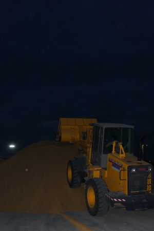 MUANG, MAHASARAKHAM - NOVEMBER 19 : Unidentified worker is compiling ton of paddy sold in rice commercial public project on November 19, 2012 at Agricultural Cooperative, Muang, Mahasarakham, Thailand.のeditorial素材