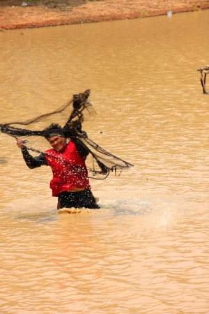 NACHUAK, MAHASARAKHAM - MARCH 31 : Unidentified man is catching freshwater fishes on March 31, 2012 at local reservoir, Nachuak, Mahasarakham, Thailand.のeditorial素材
