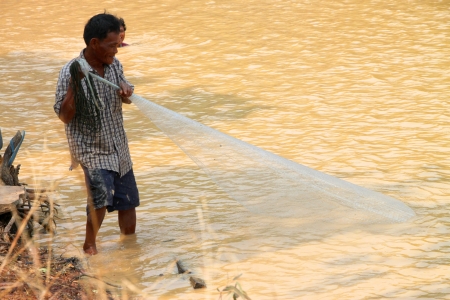 NACHUAK, MAHASARAKHAM - MARCH 31 : Unidentified man is catching freshwater fishes on March 31, 2012 at local reservoir, Nachuak, Mahasarakham, Thailand.のeditorial素材