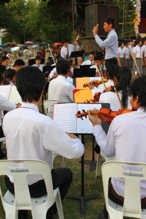 MUANG, MAHASARAKHAM - DECEMBER 5 : Unidentified collegians of Mahasarakham university are performing symphony orchestra for celebration the kingのeditorial素材