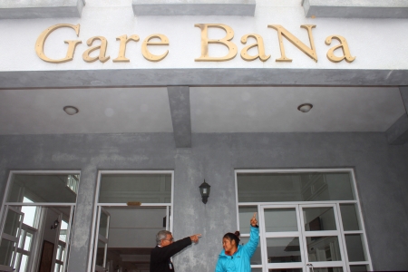 DA NANG, VIETNAM - DECEMBER 9 : Unidentified guide is telling tourist the way to cable car in Bana hills mountain resort on DECEMBER 9, 2012 at Da Nang, Central Vietnam. Bana hills mountain resort is located in the Truong Son Mountains west of the city ofのeditorial素材