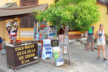 Old house, walking and cycling street, shopping and trade centre of the world heritage and ancient town on December 8, 2012 at Hoi An, Vietnam. So wonderful with old aged traditionally kept cultural activities, habits and customs, Hoai An town is now a woのeditorial素材