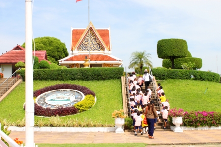 MUANG, ROI-ET - NOVEMBER 14 : Unidentified teacher and group of young pupils are traveling to Bung Palanchai public park on November 14, 2012 at Roi-et, Thailand.のeditorial素材
