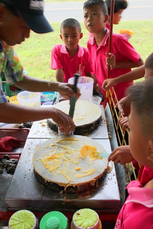 MUANG, MAHASARAKHAM - SEPTEMBER 22 : Unidentified boys are buying sweetmeat on September 22, 2012 at Don Whan school, Don Whan, Muang, Mahasarakham, Thailand.のeditorial素材
