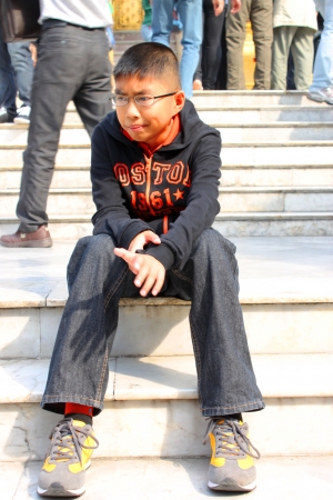 BANGKOK, THAILAND - JANUARY 5 : Unidentified boy is relaxing and traveling to Wat Phra Kaew on January 5, 2013 at Grand Palace, Bangkok, Thailand.のeditorial素材