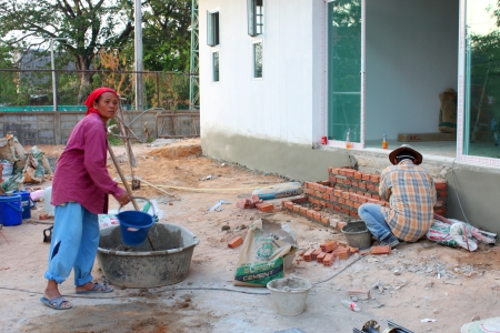 MUANG, MAHASARAKHAM - DECEMBER 26 : Unidentified workers are working on public construction site on December 26, 2012 at Muang, Mahasarakham, Thailand.のeditorial素材