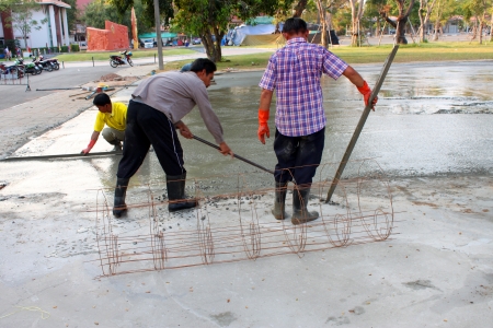 MUANG, MAHASARAKHAM - JANUARY 24 : Unidentified workers are working on public construction site on January 24, 2013 at City Hall Ground, Muang, Mahasarakham, Thailand.のeditorial素材