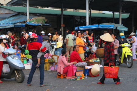 HUE, CENTRAL VIETNAM - DECEMBER 9 : Unidentified women are selling fruits and food in the biggest city market on December 9, 2012 at Dong Ba Market, Hue city, Central Vietnam.のeditorial素材