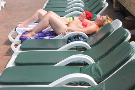 BANGKOK, THAILAND - MARCH 19 : Unidentified tourists are relaxing by swimming pool on March 19, 2013 at Prince Palace Hotel, Boe Bae Tower, Bangkok, Thailand.のeditorial素材