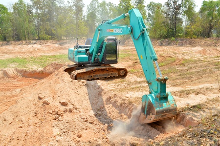 MUANG, MAHASARAKHAM - APRIL 5 : Unidentified worker is working with excavator in land remodeling area on April 5, 2013 at Ban Tha Ngam, Huay Aang, Muang, Mahasarakham, Thailand.のeditorial素材