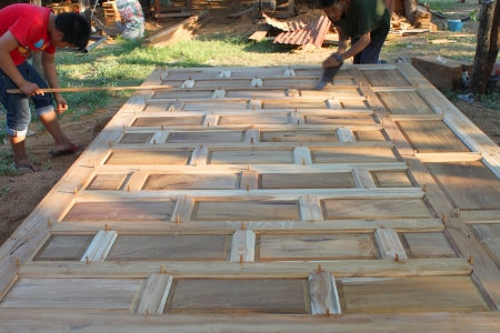 MAHASARAKHAM, THAILAND - APRIL 30 : Unidentified workers are working on building site on April 30, 2013 in Wang Nam Yen village, Muang, Mahasarakham, Thailand. This site is only for teakwood expert carpenters.のeditorial素材