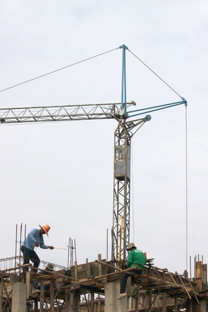 MAHASARAKHAM, THAILAND - MAY 22 : Unidentified workers are working on city hall building site on May 22, 2013 in Mahasarakham, Thailand.のeditorial素材