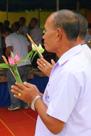 MAHASARAKHAM, THAILAND - JULY 22 : Unidentified people worship Buddha statue and walk with lighted candles in hand around Nadun Pagoda in Buddhist Lent festival on July 22, 2013 in Mahasarakham, Thailand.のeditorial素材