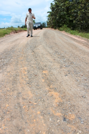 MAHASARAKHAM, THAILAND - SEPTEMBER 16   Unidentified man surveys local road for public  construction on September 16, 2013 in Mahasarakham, Thailand のeditorial素材