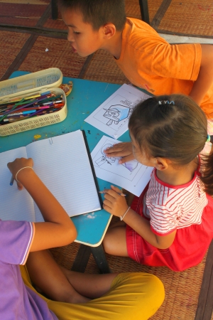 MAHASARAKHAM, THAILAND - OCTOBER 17   Unidentified children aged 6-10 years are drawing in public healthy mobile project at Non Mi village on October 17, 2013 in Muang Mahasarakham, Thailand のeditorial素材