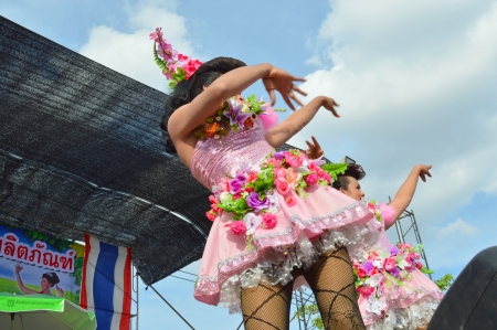 PAYAKKAPHUMPHISAI, MAHASARAKHAM - DECEMBER 14   Dancers perform Som Tam Lee La in proceed gracefully show at city hall plaza on December 14, 2013 in Payakkaphumphisai, Mahasarakham, Thailand のeditorial素材